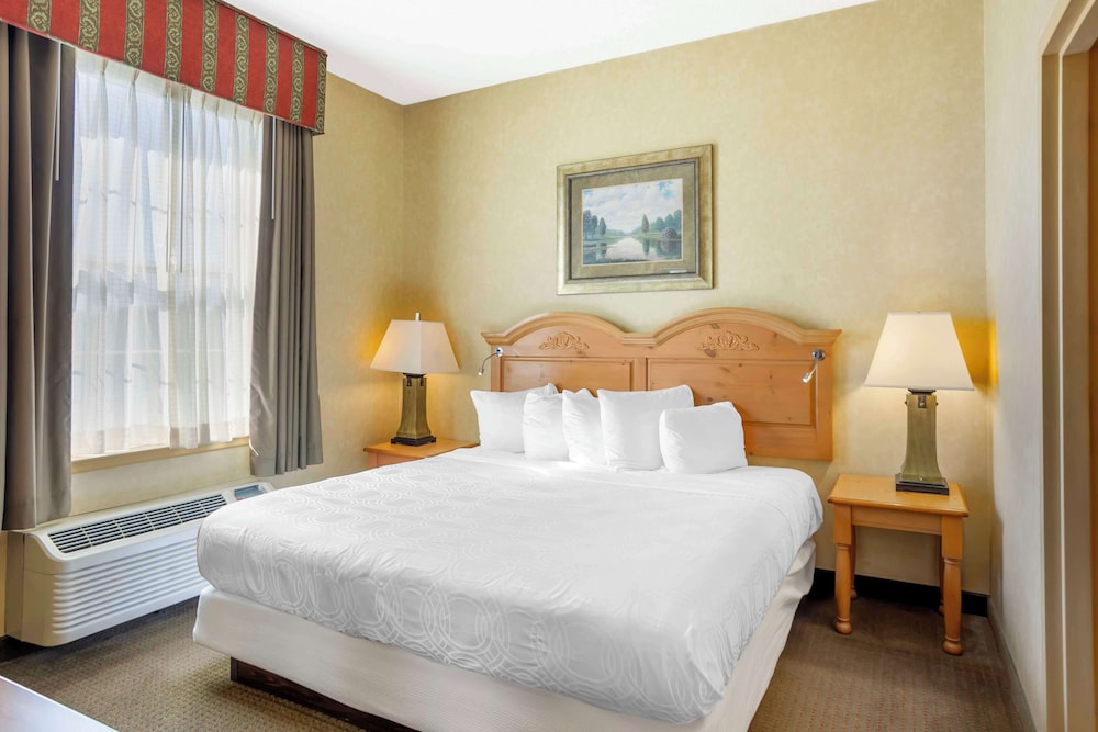 Suite, Multiple Beds, Non Smoking, Jetted Tub (Living Room) photo 1