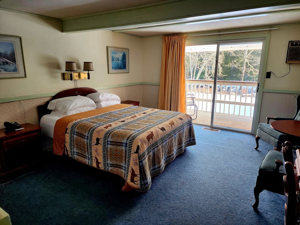 Economy Room, 1 Queen Bed, River View photo 1