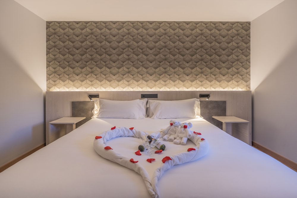 Superior Double or Twin Room (NERU Balcón) - Photo 12