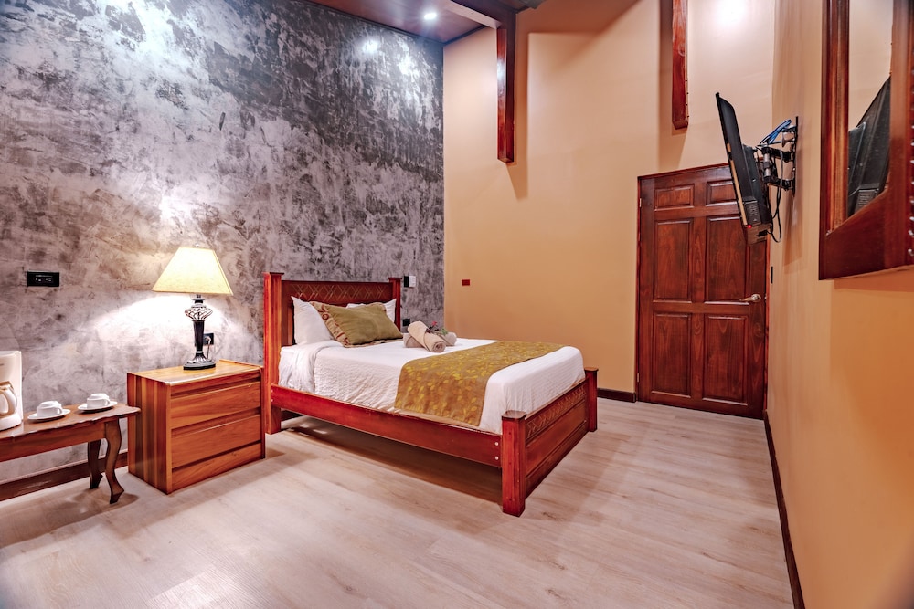Standard Room (1 Queen Bed) photo 2