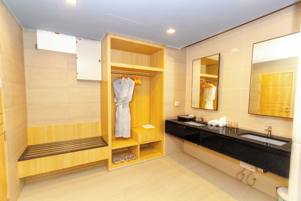 Family Suite, Balcony, City View