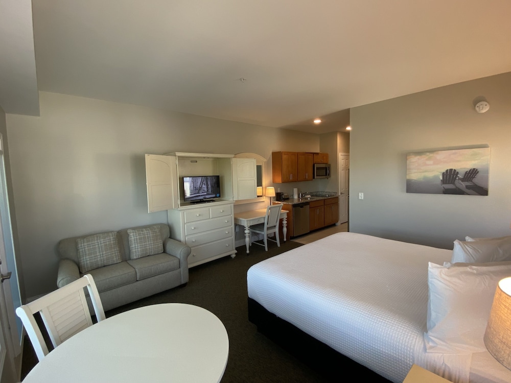 Standard Studio, 1 Bedroom, Kitchenette, Pool View photo 1