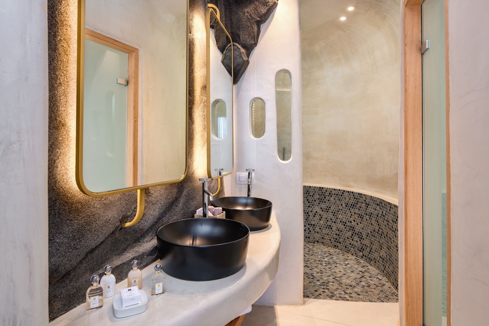 Superior Suite with Outdoor Jacuzzi - Photo 4