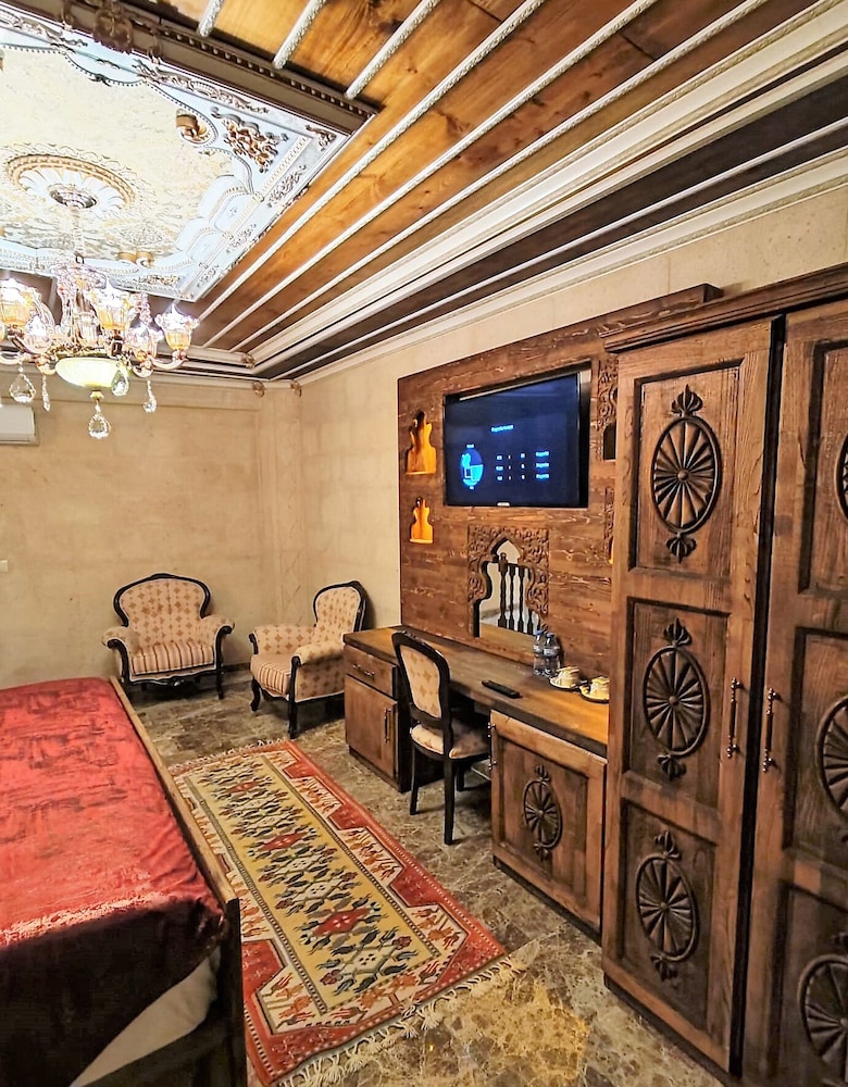 Red Pool Suite, Hot Tub - Photo 6
