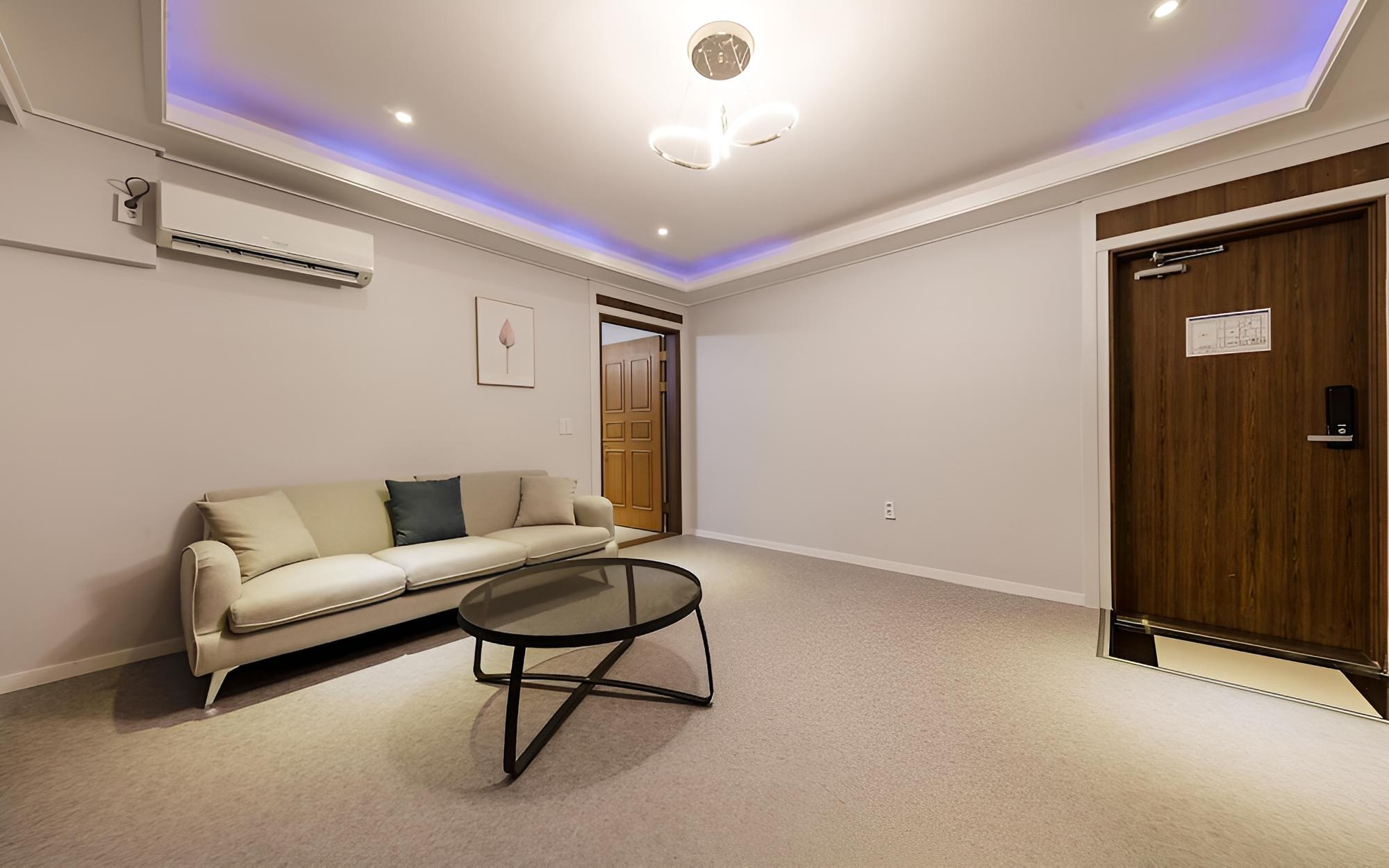 Room (Party Room (3 Bed Netflix Available H) - Photo 1