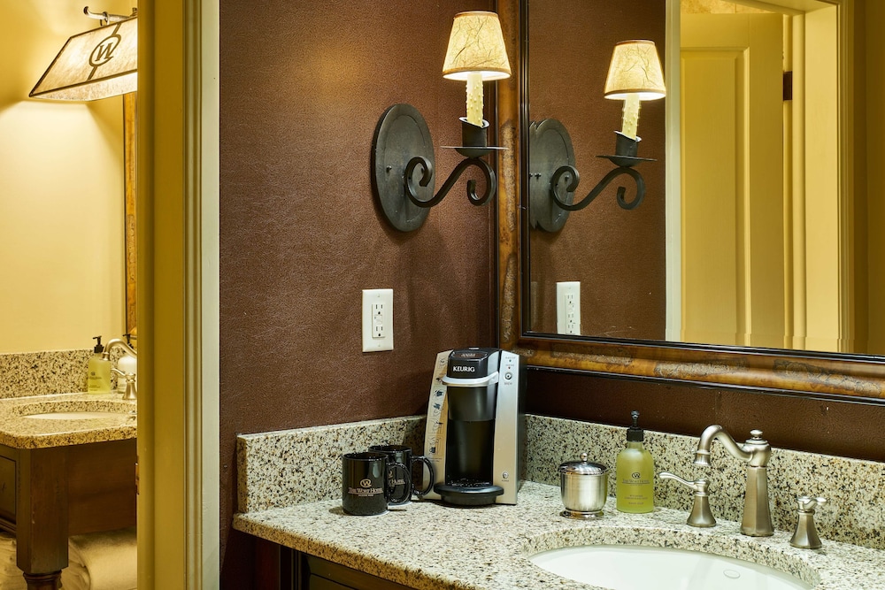 Deluxe Room - Photo 6