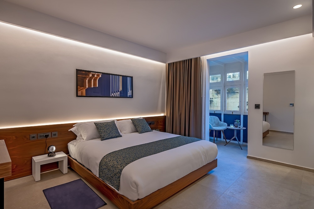 Deluxe Room with Balcony - Street View photo 3