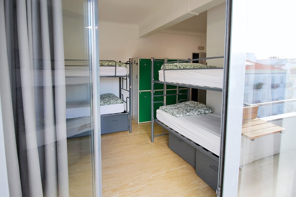 Bed in 6 mix Dorm w/Balcony and private wc photo 2