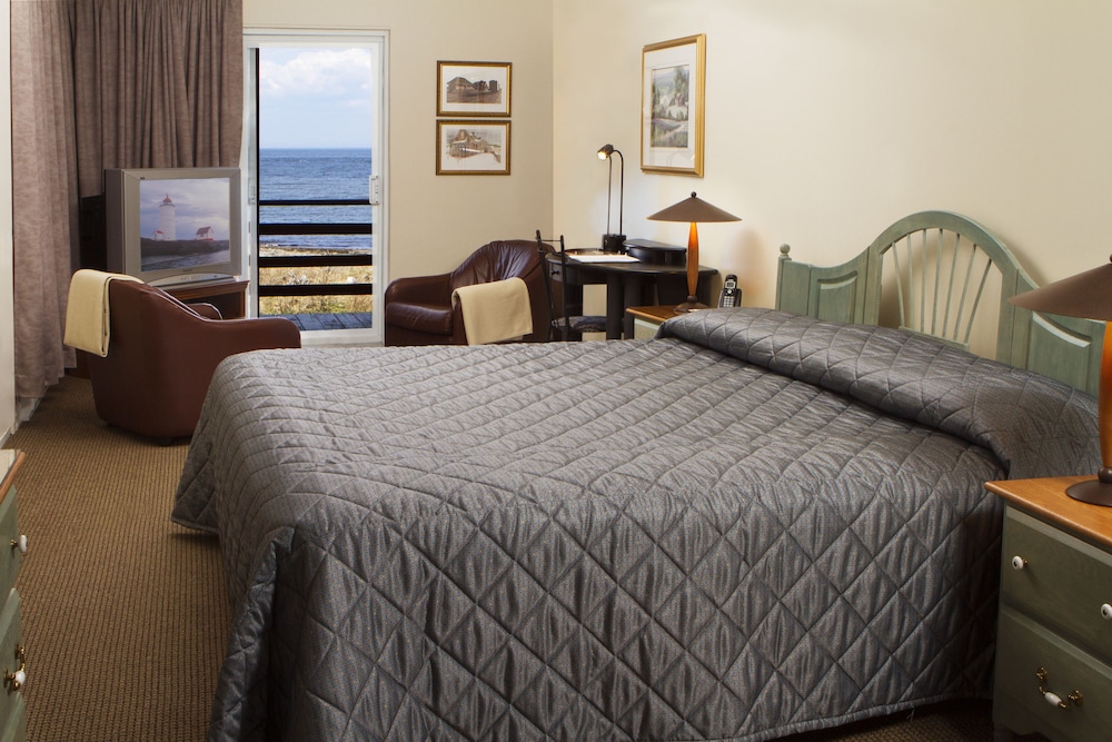 Superior Room 1 King Bed and Sofa Bed-Annex Building West, Ground Floor, Sea view and Balcony photo 2