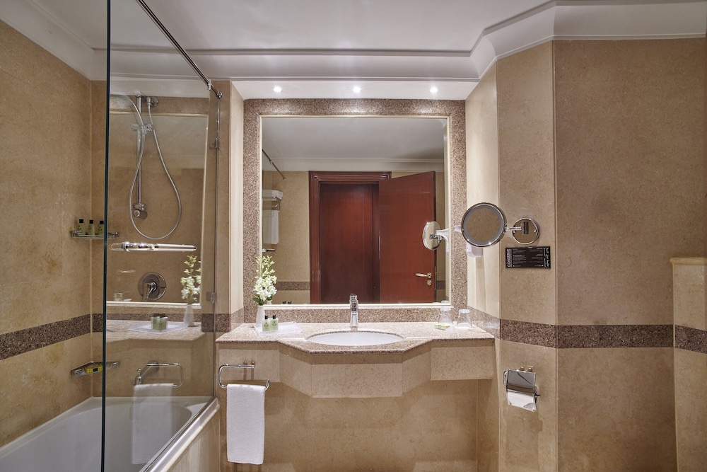 Classic Room, 1 King Bed (Ergonomic Flex Space) - Photo 7
