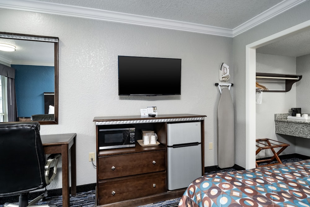 Room, 1 King Bed, Non Smoking - Photo 5