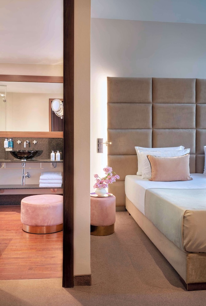Signature Twin Room (Skyline View)