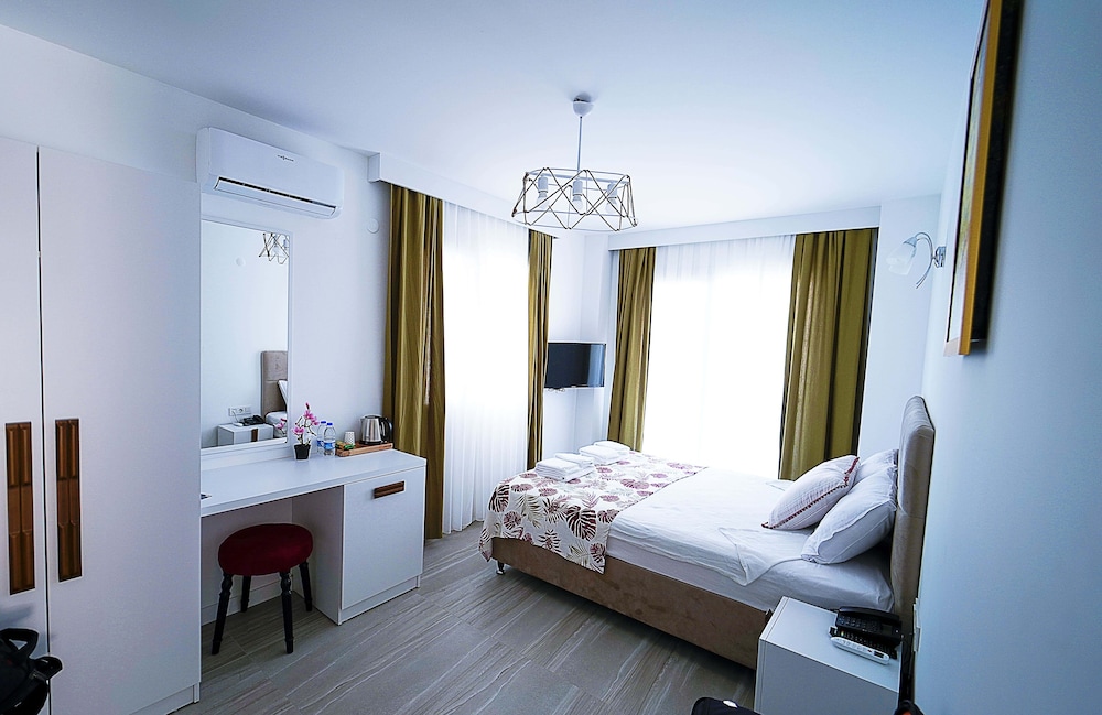 Deluxe Room, 1 King Bed, Non Smoking, Marina View