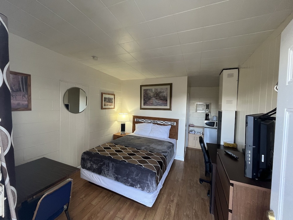 Deluxe Room, 1 Queen Bed, Non Smoking photo 2