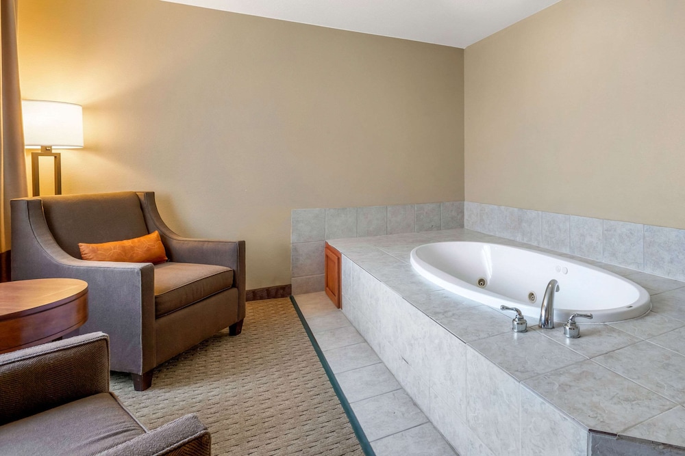 Suite, 1 King Bed, Non Smoking, Hot Tub - Photo 6