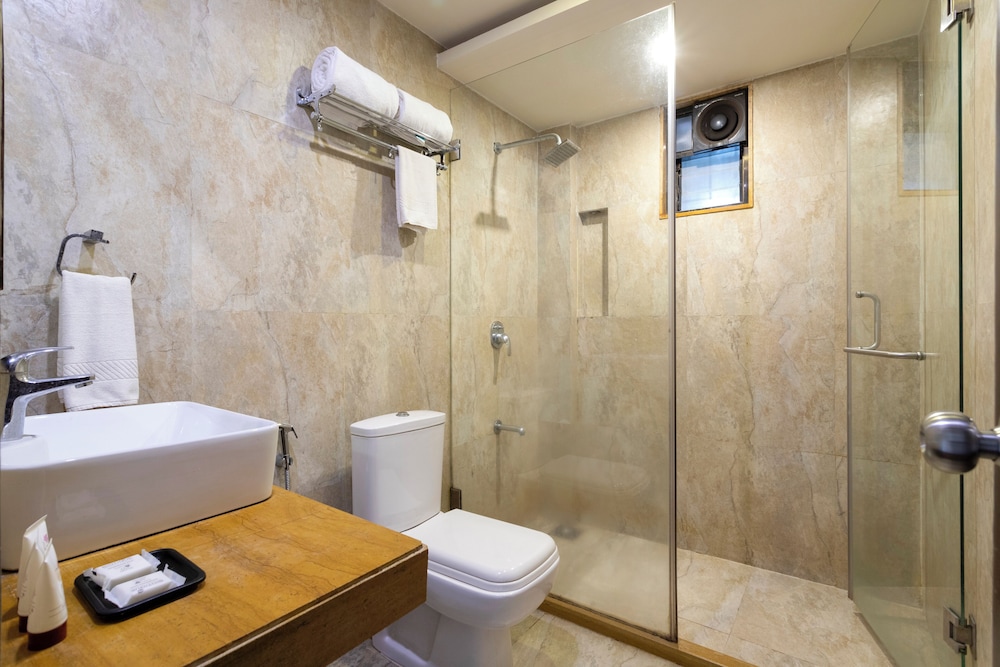 Premium room with living area and balcony - Photo 3