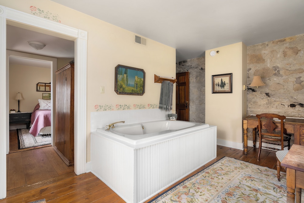 Deluxe Double Room, Private Bathroom (Room 5) photo 3