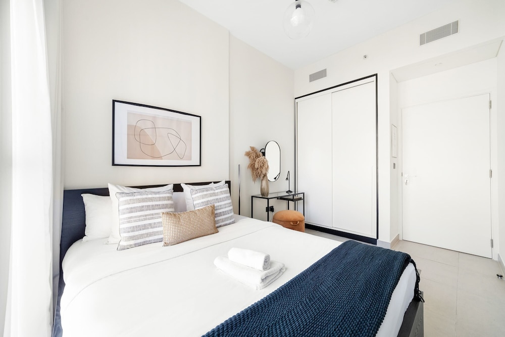 Luxury Apartment, 1 King Bed, Courtyard View photo 2
