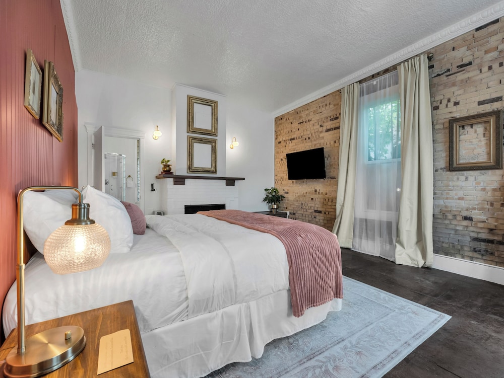Carriage House Room 3 photo 1