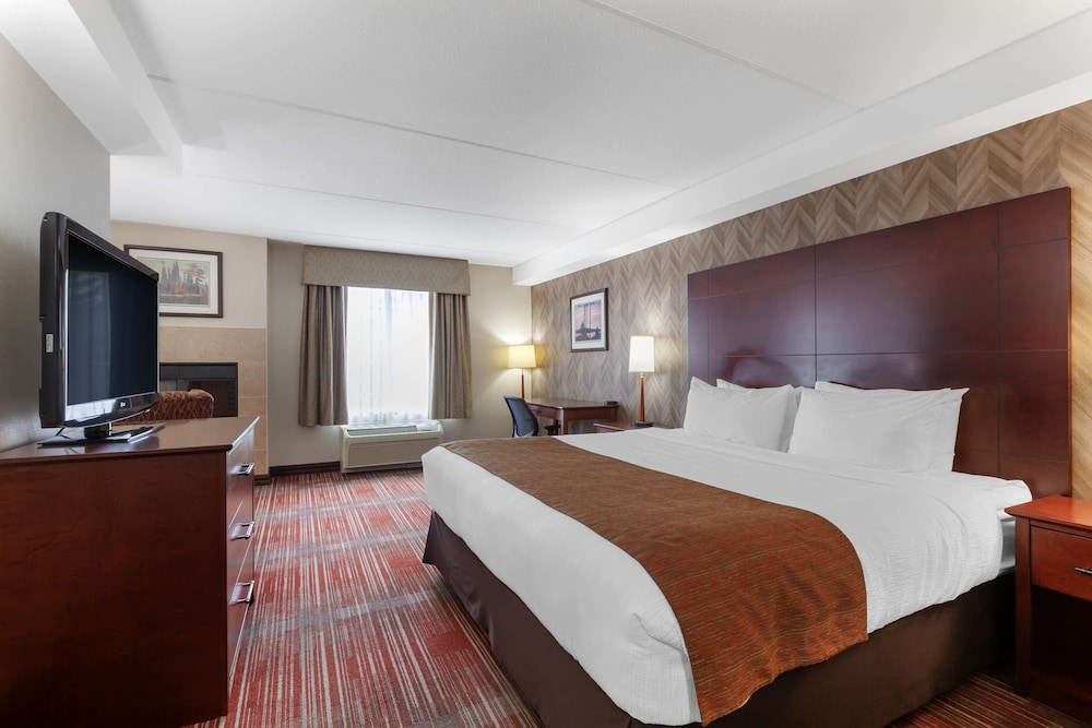 Suite, 1 King Bed, Non Smoking, Jetted Tub - Photo 2