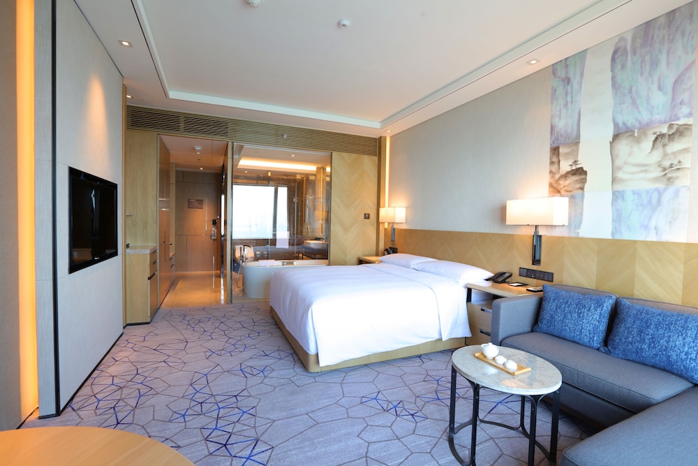 Executive Room, 1 King Bed, City View - Photo 3
