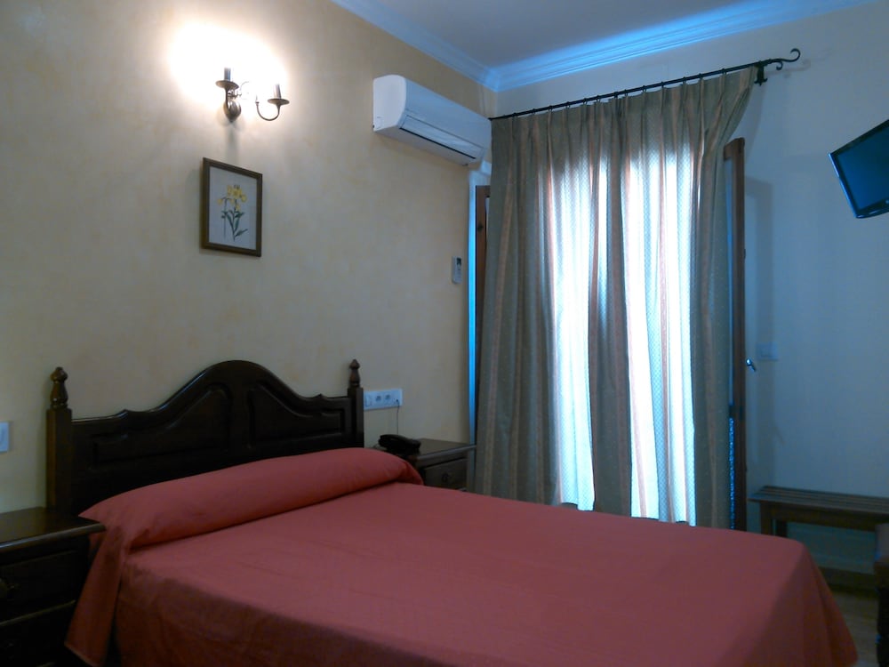 Standard Double Room, Private Bathroom - Photo 5