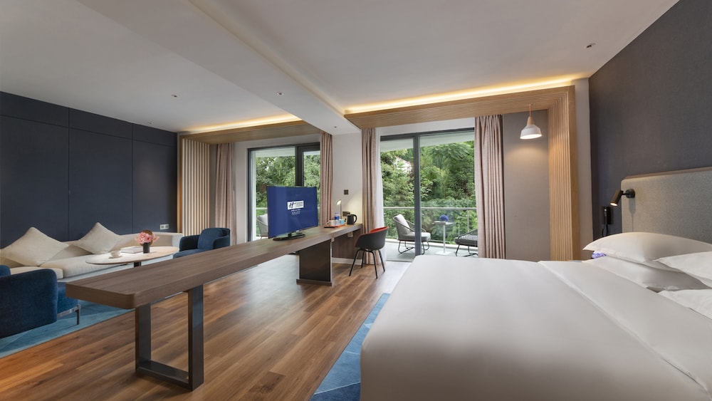 Suite, 1 King Bed, Balcony - Photo 6
