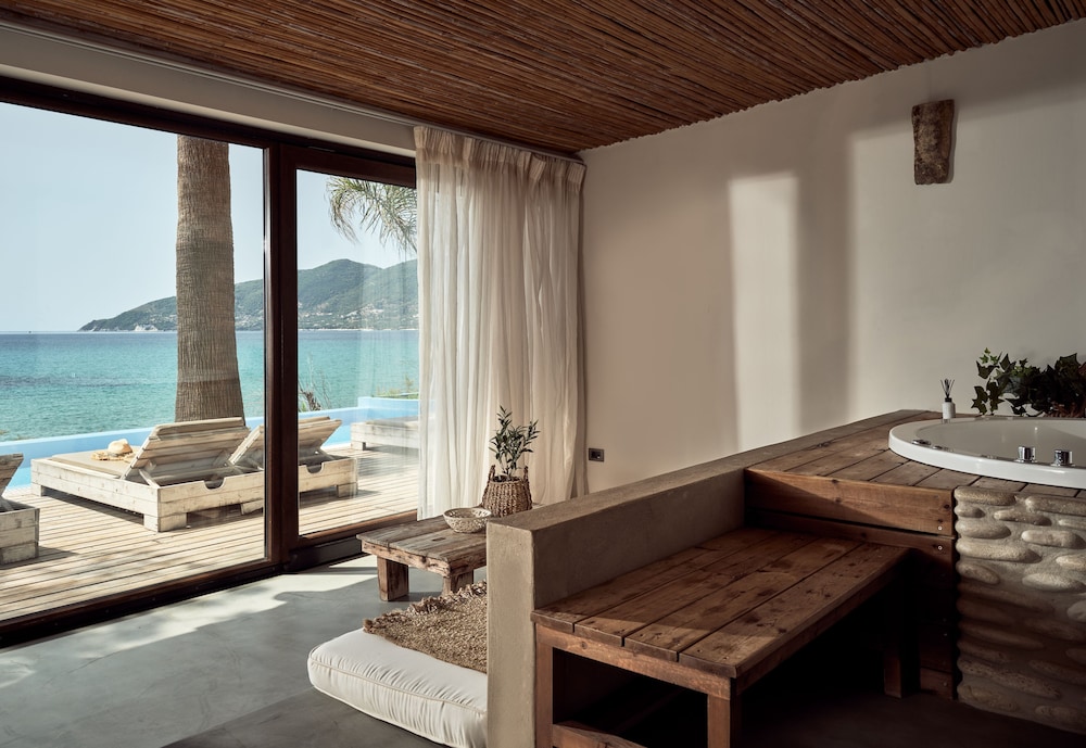 Executive Junior Suite with Sharing Pool & Sea View - Photo 3