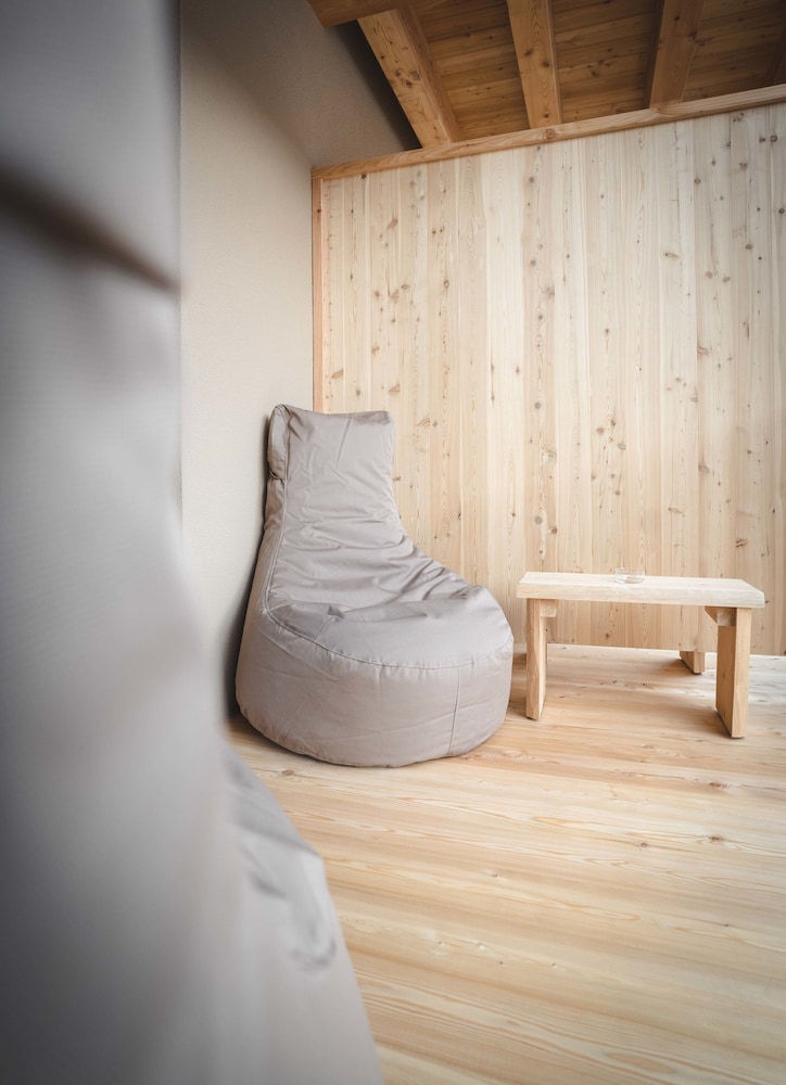 Basic Double Room, 1 King Bed, Non Smoking, Mezzanine