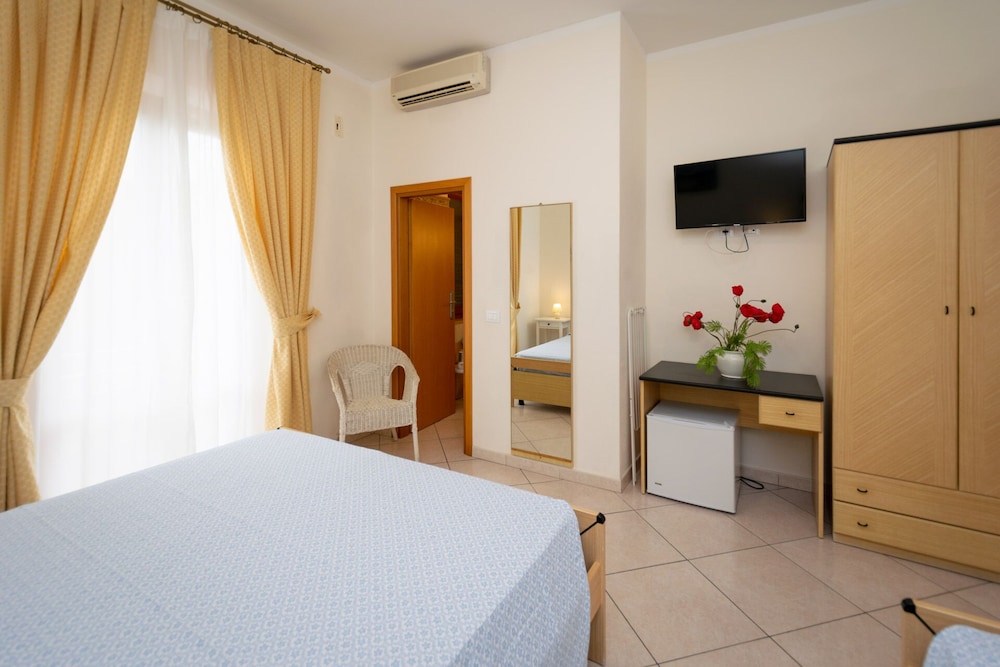 Classic Triple Room, Balcony photo 1