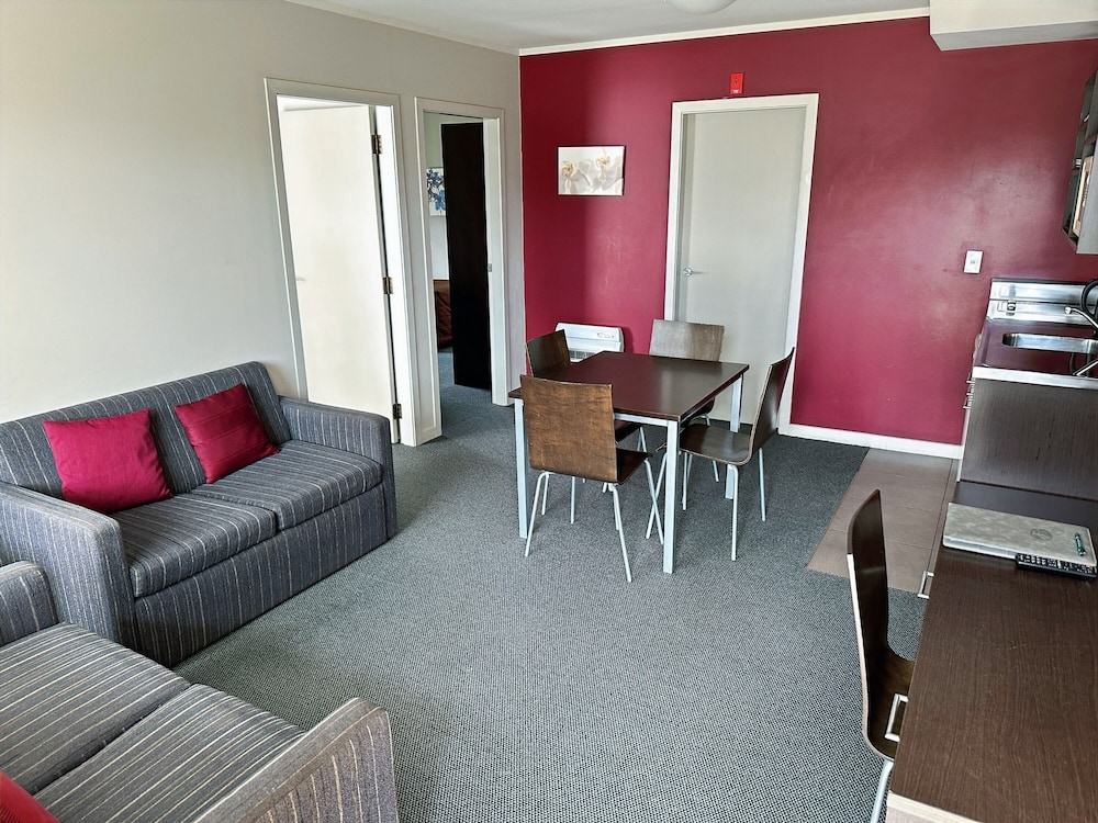 2 Bedroom Apartment with Spa Bath and Kitchenette (Opt 1) photo 3