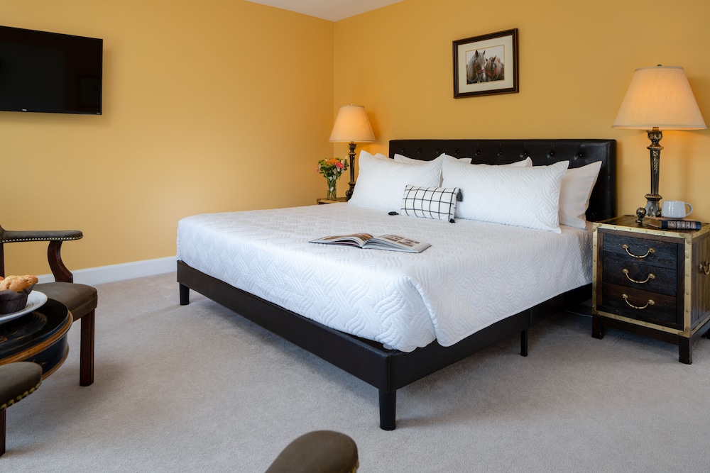 Belgian Suite, King Bed, Private Bathroom