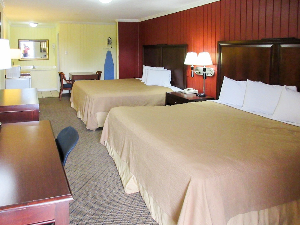 Standard Room, Multiple Beds, Non Smoking photo 3