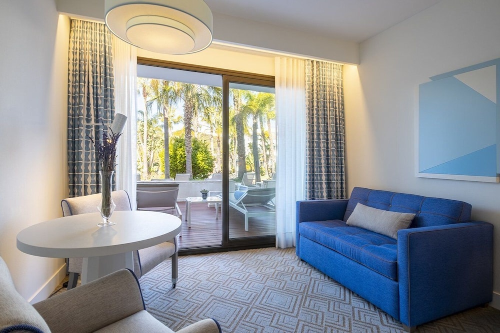 Deluxe Room, Pool Access (Oasis 3 pax)