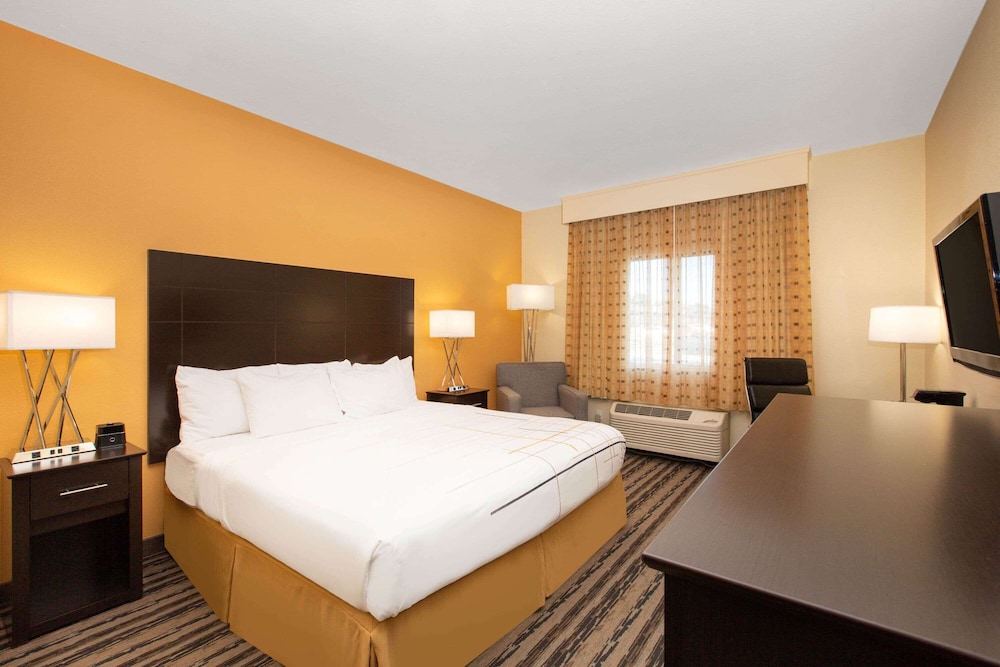 Room, 1 King Bed, Non Smoking - Photo 4