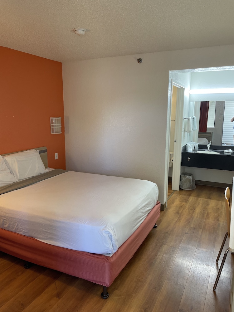 Standard Room, 1 Queen Bed, Non Smoking