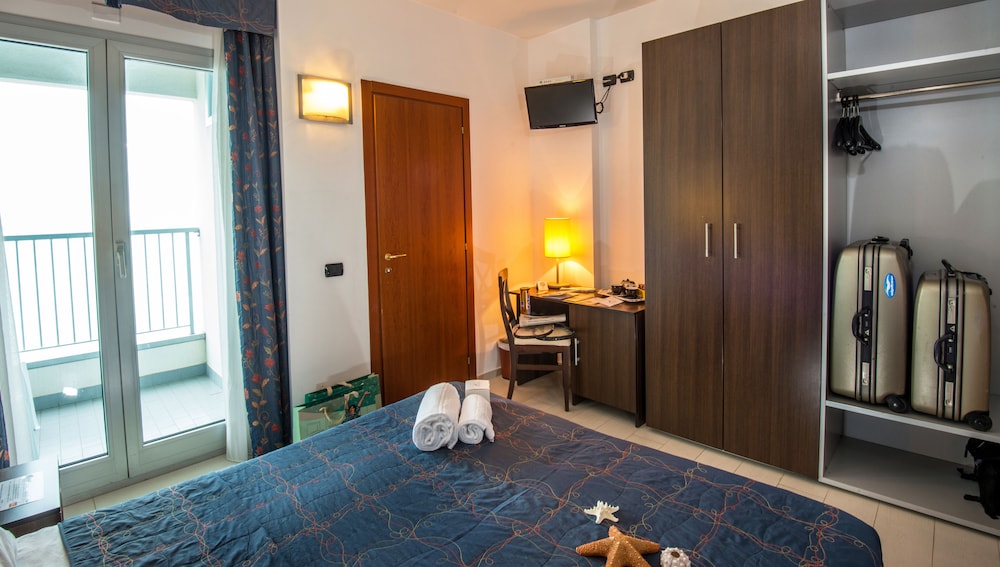 Classic Double Room Single Use, Hill View photo 3