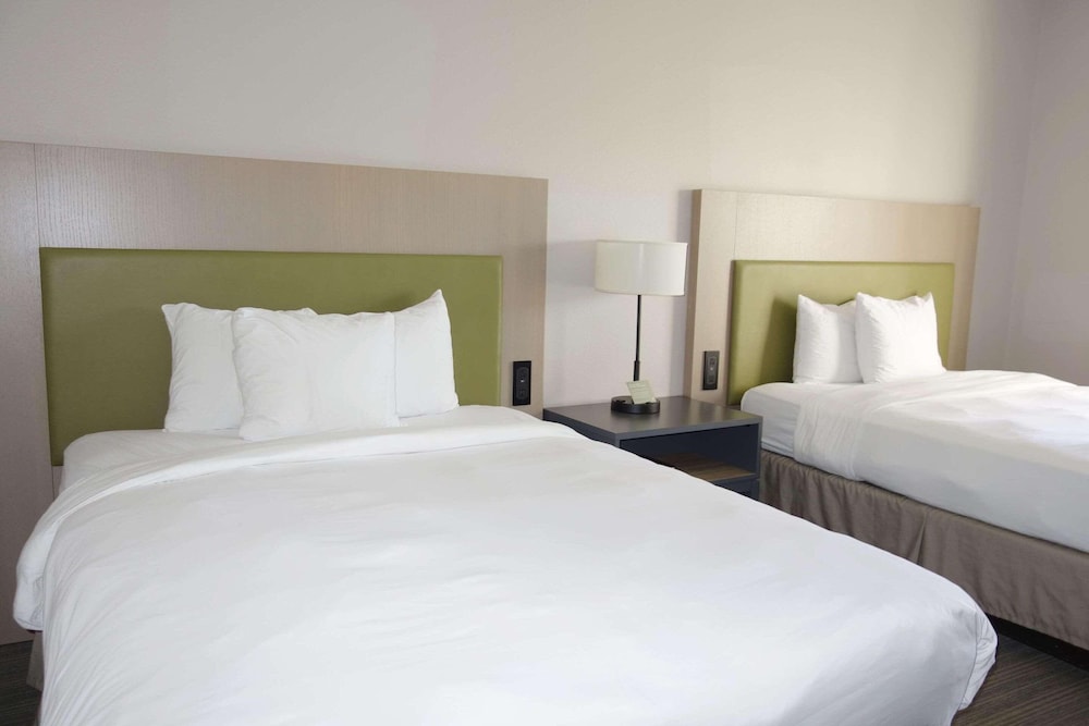 Room, 2 Queen Beds, Non Smoking - Photo 1