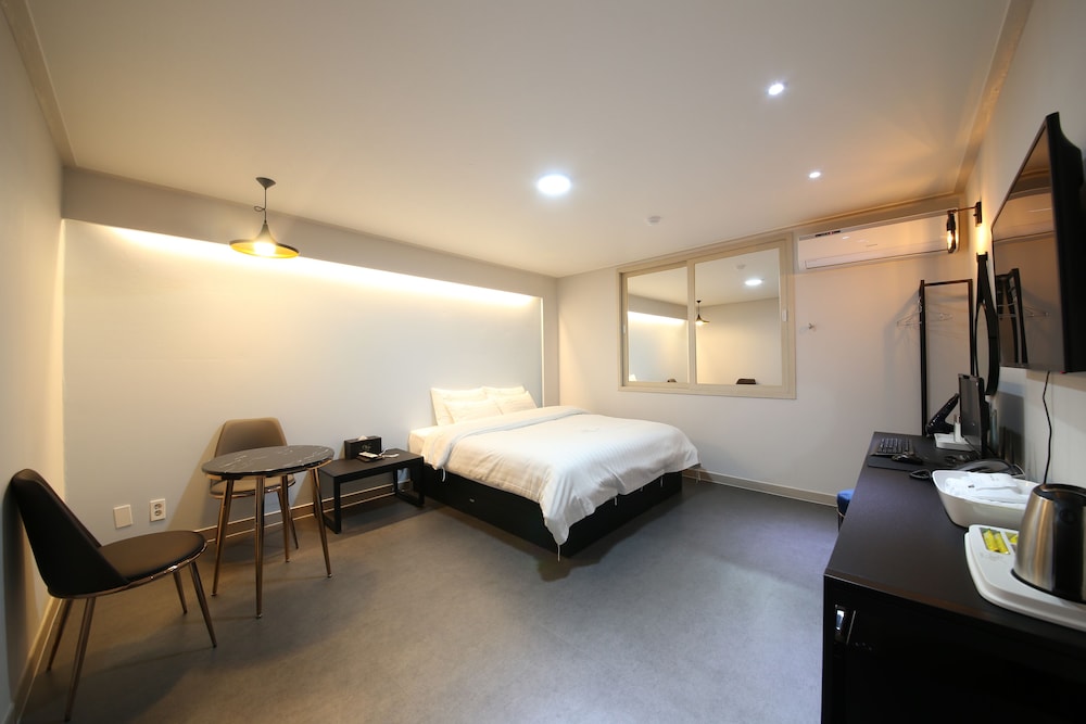 Standard Room, 1 Queen Bed, Non Smoking photo 1