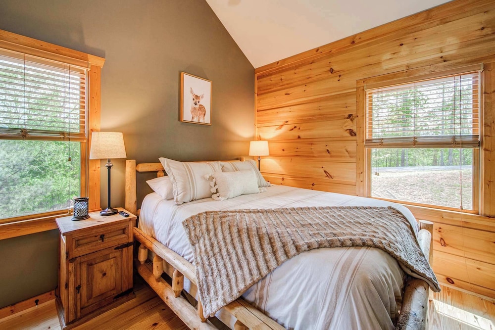 Cabin, Multiple Beds, Hot Tub, Mountain View (Four Bear Hideaway) photo 1
