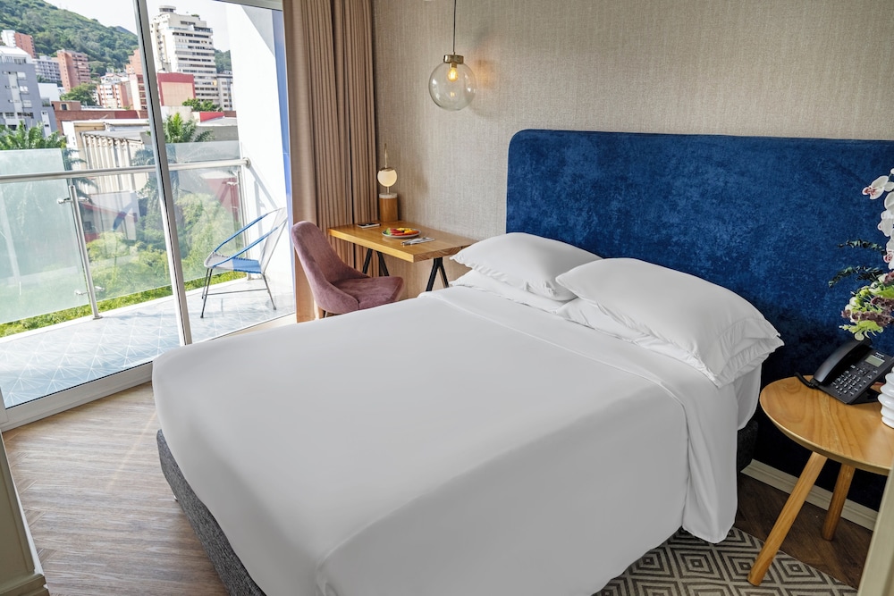 Room, 1 Queen Bed, Non Smoking, Balcony - Photo 1