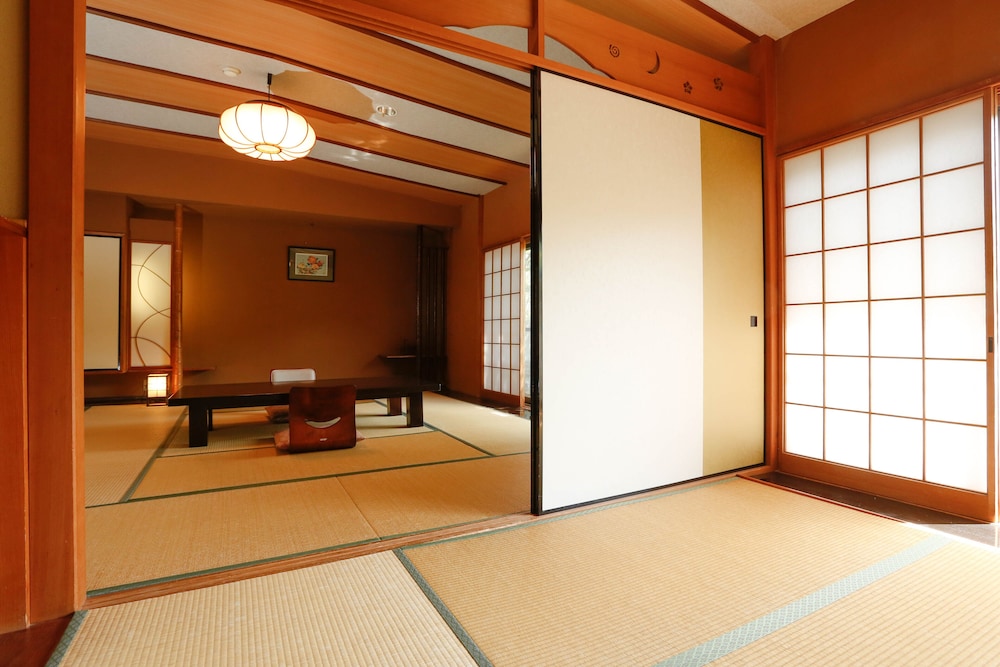 Japanese Style Room for 6 Guests with Private Bathroom photo 2