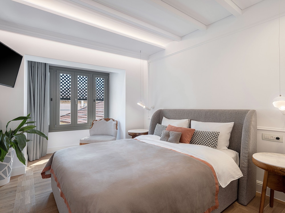 Deluxe Studio Suite, 1 King Bed, City View photo 3