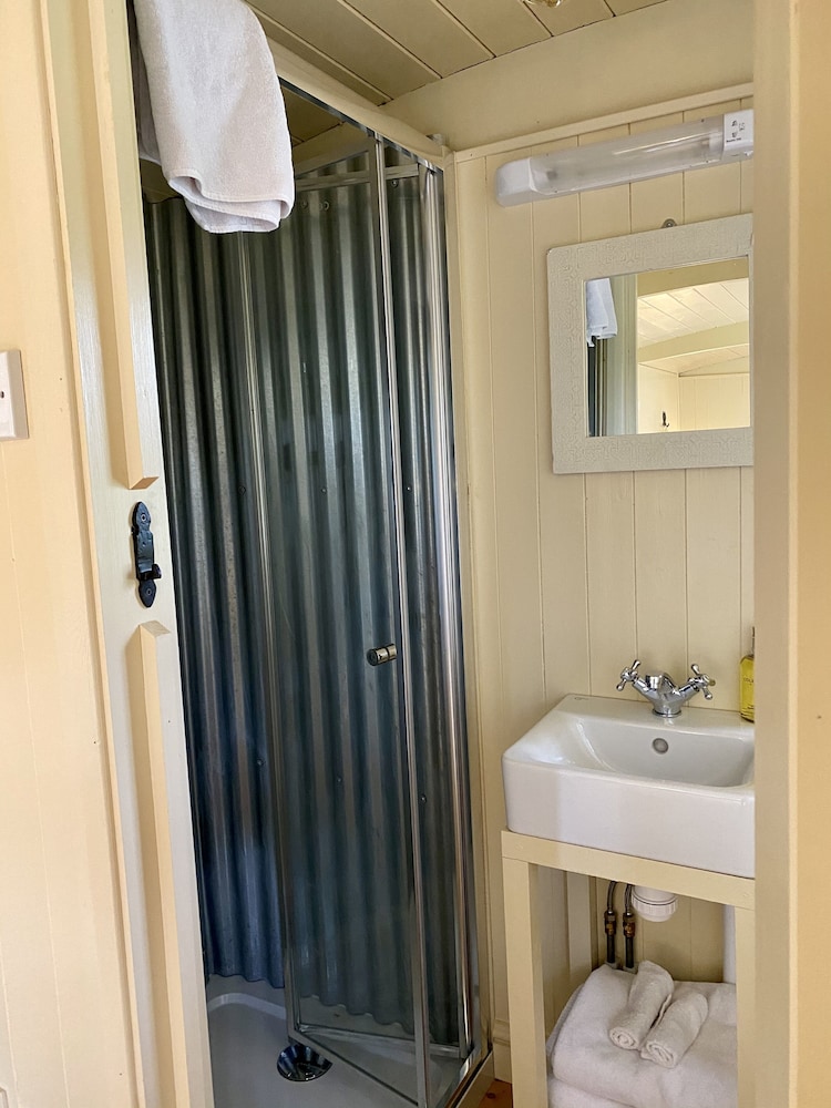 Luxury Cabin, Ensuite (Luxury Shepherds Hut) photo 3