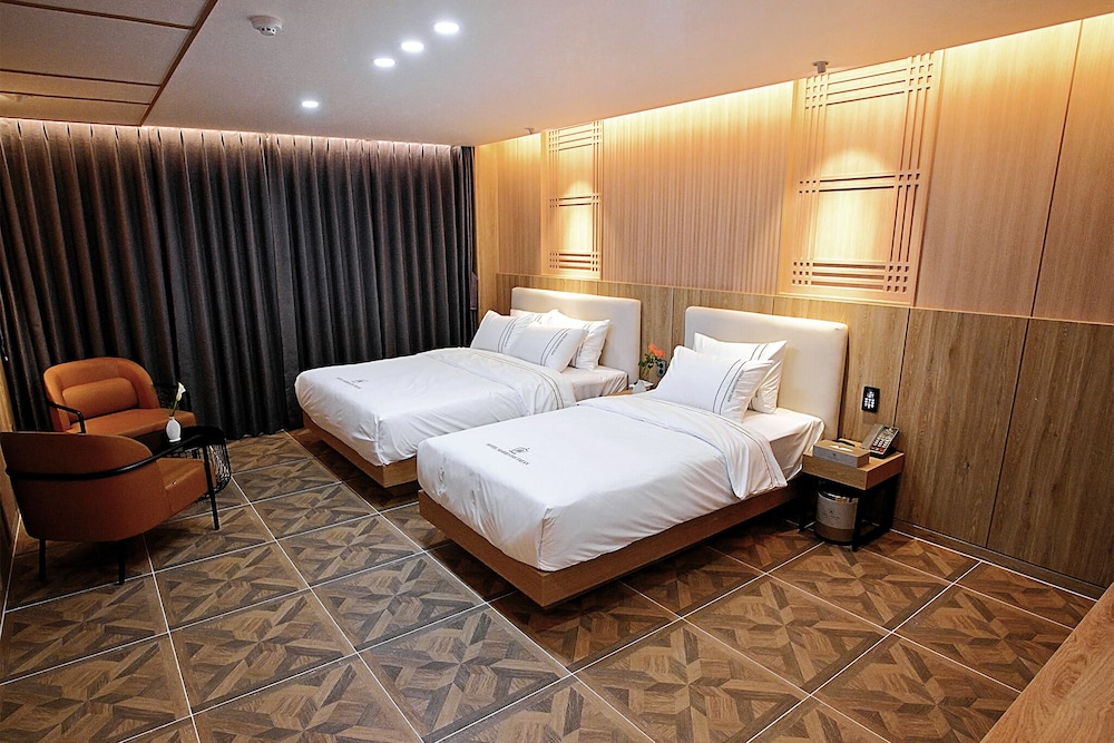 Premium Twin Room, Multiple Beds, Non Smoking, Private Bathroom