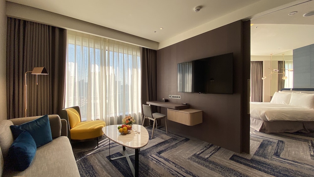 Executive Deluxe Suite (One Living Room+One King Bed)(11F-15F) - Photo 1