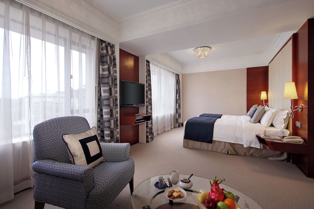 Deluxe Suite with Lounge Access photo 2
