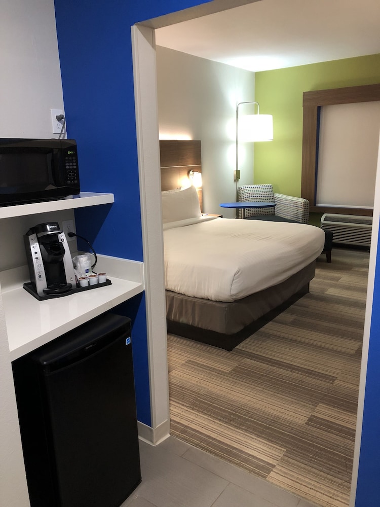 Suite, 1 King Bed, Accessible (Mobility Tub) photo 2