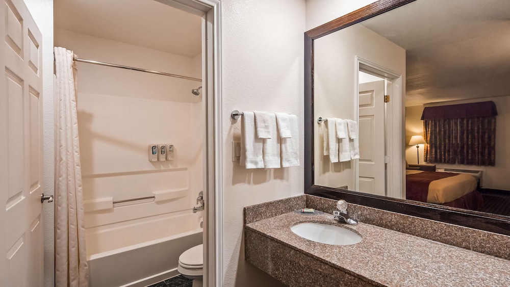 Standard Room, 2 Queen Beds, Non Smoking, Refrigerator & Microwave photo 3
