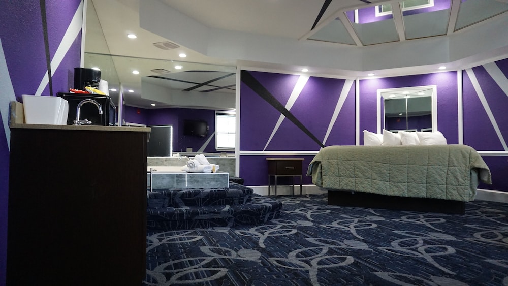 Deluxe Room, 1 King Bed, Smoking, Jetted Tub photo 1